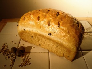 Olivabogyó darabokkal ízesített kenyér az Imrei Pékségtől